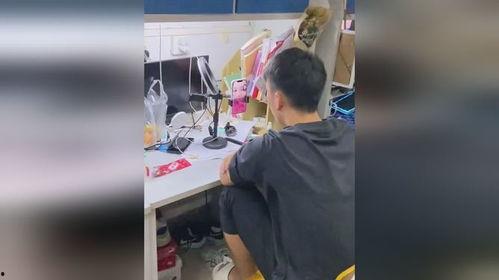 看别人亲吻吃瓜视频,甜蜜瞬间引发网友热议